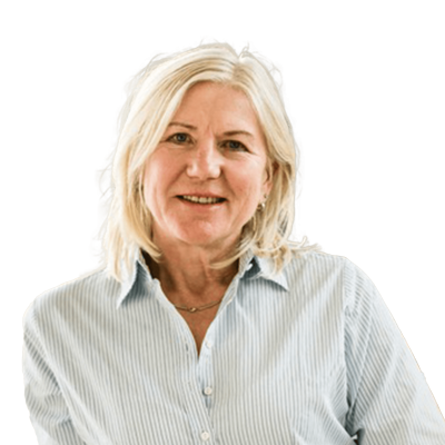 Porträt einer Frau mit blonden Haaren und blauer Bluse
